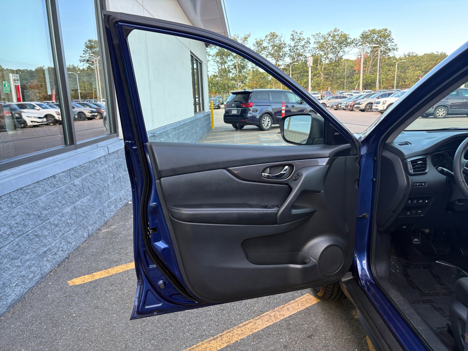 2020 Nissan Rogue SV photo 25