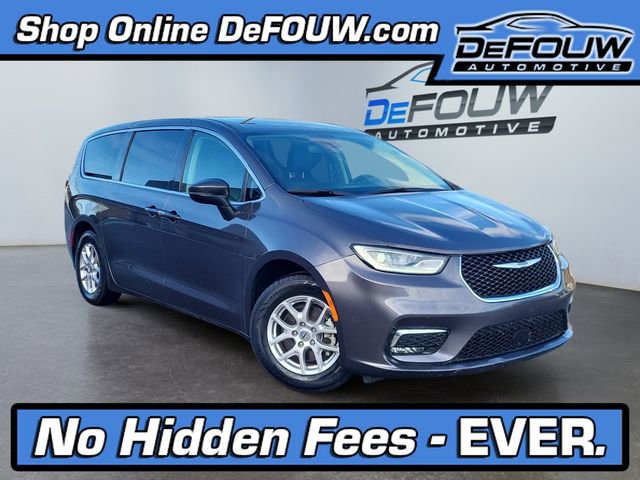 2023 Chrysler Pacifica Touring L's photo