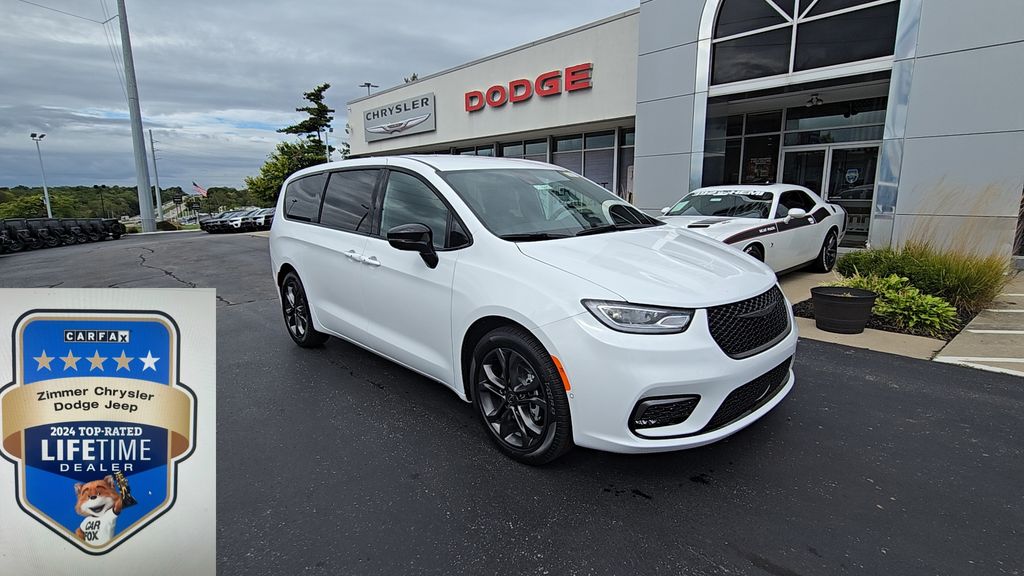 2026 Chrysler Pacifica Select's photo