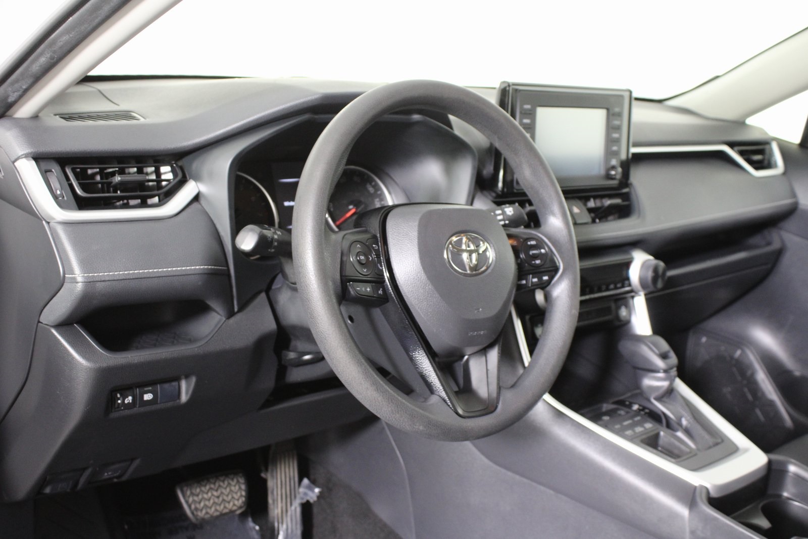 2019 Toyota RAV4 LE photo 16