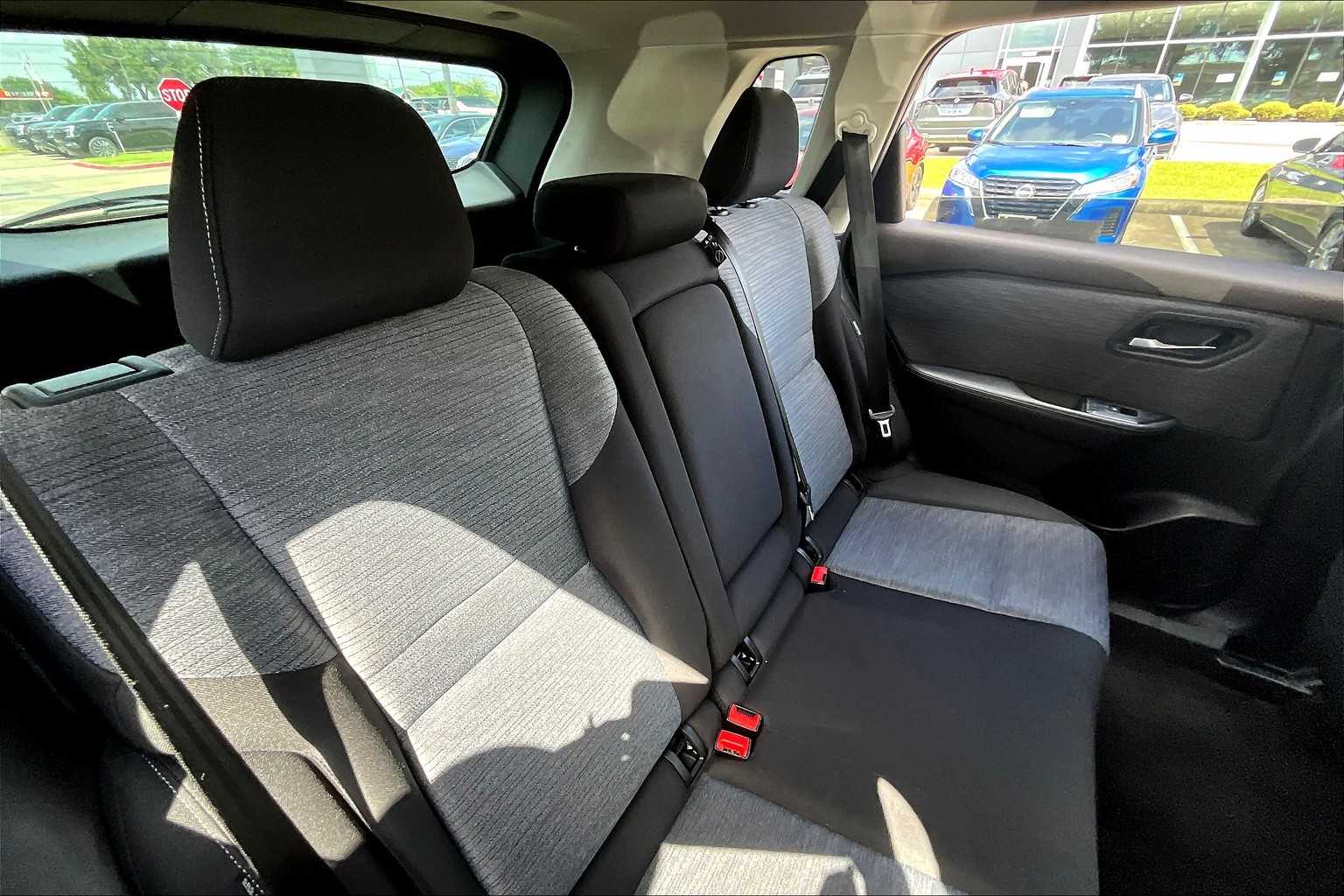 2023 Nissan Rogue SV photo 18