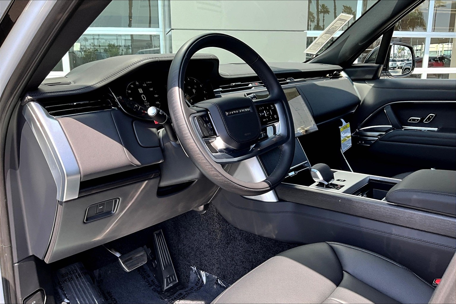 2025 Land Rover Range Rover SE photo 4