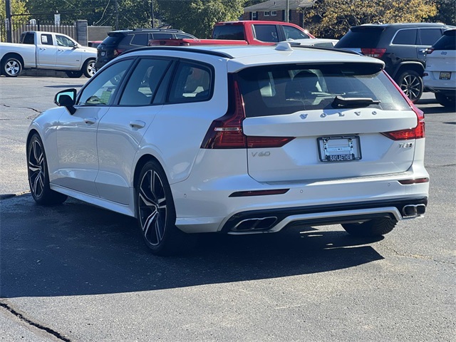 2019 Volvo V60 T6 R-Design photo 3
