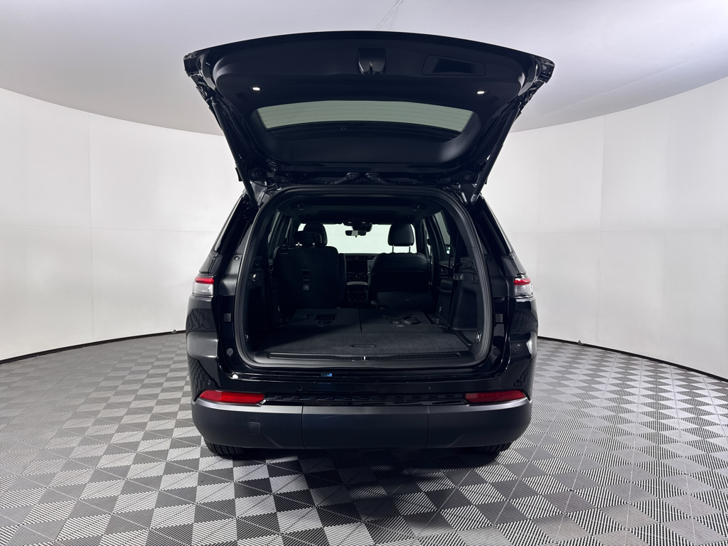 2025 Jeep Grand Cherokee Laredo Altitude photo 4