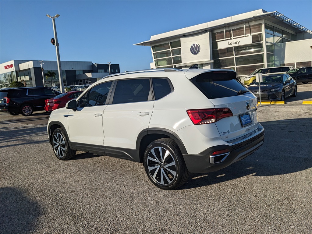 2023 Volkswagen Taos SE photo 3