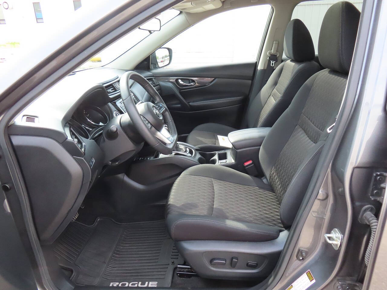 2020 Nissan Rogue SV photo 11