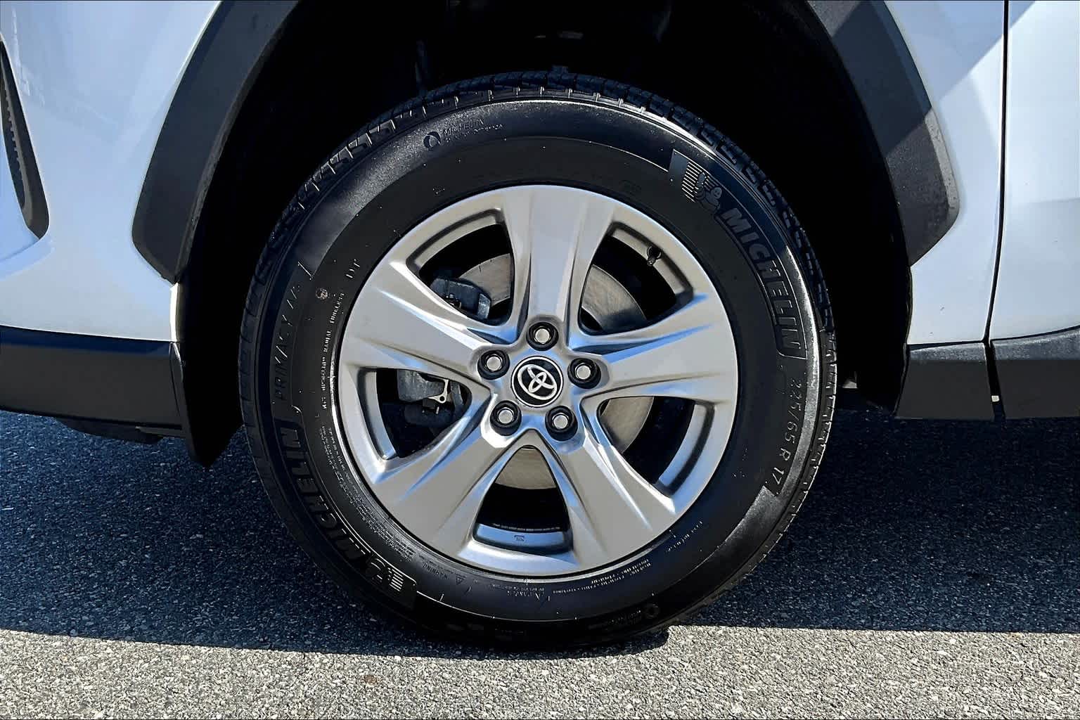 2023 Toyota RAV4 XLE photo 14