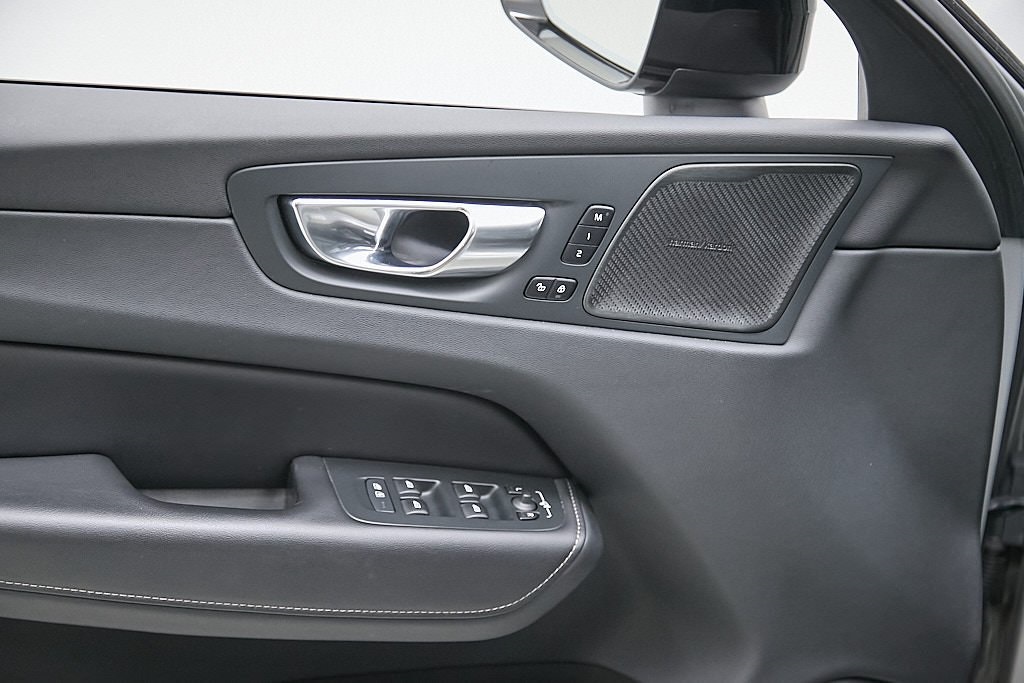 2023 VOLVO XC60 - Image 10