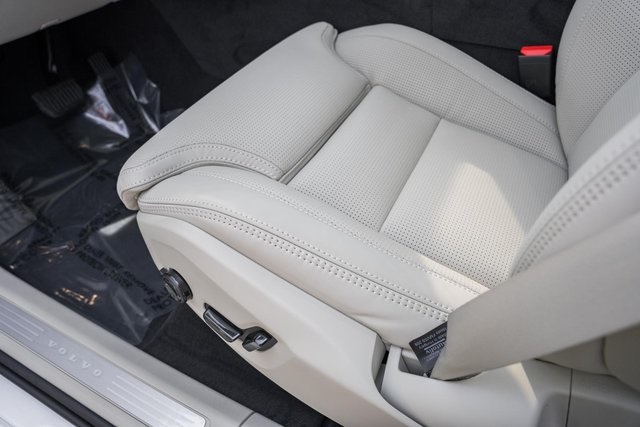 2026 Volvo XC60 Hybrid T8 photo 29