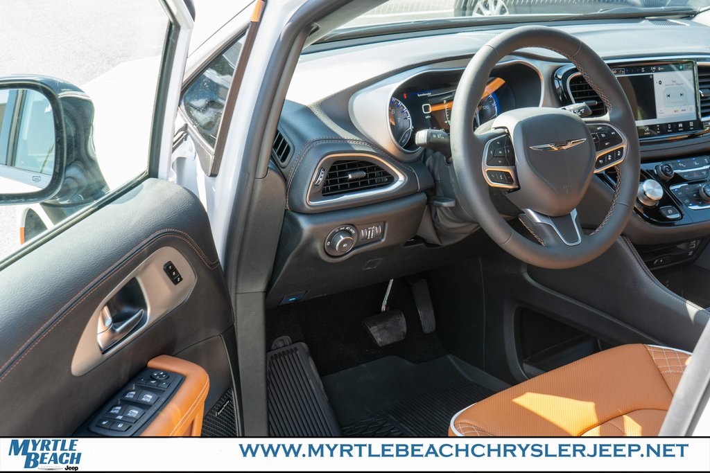 2026 Chrysler Pacifica Pinnacle photo 14