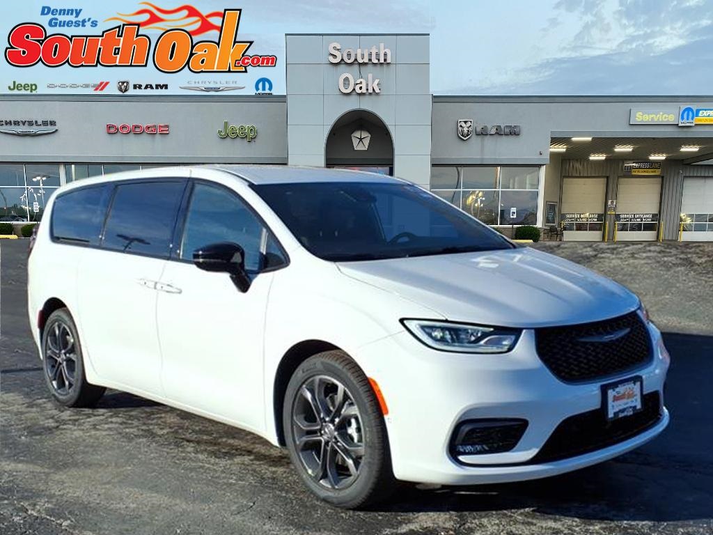 2026 Chrysler Pacifica Select's photo