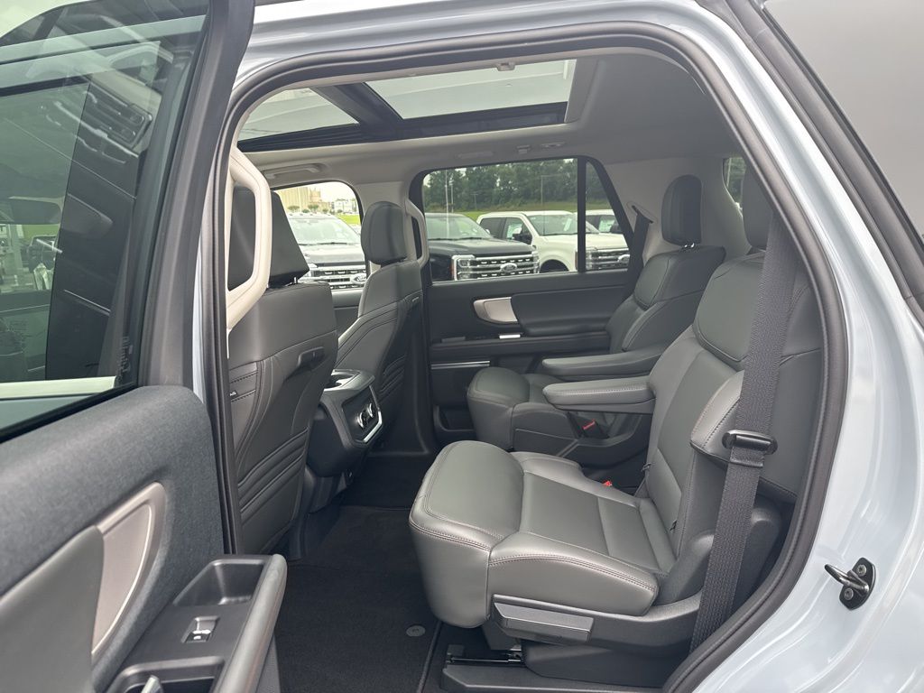 2025 Ford Expedition photo 15