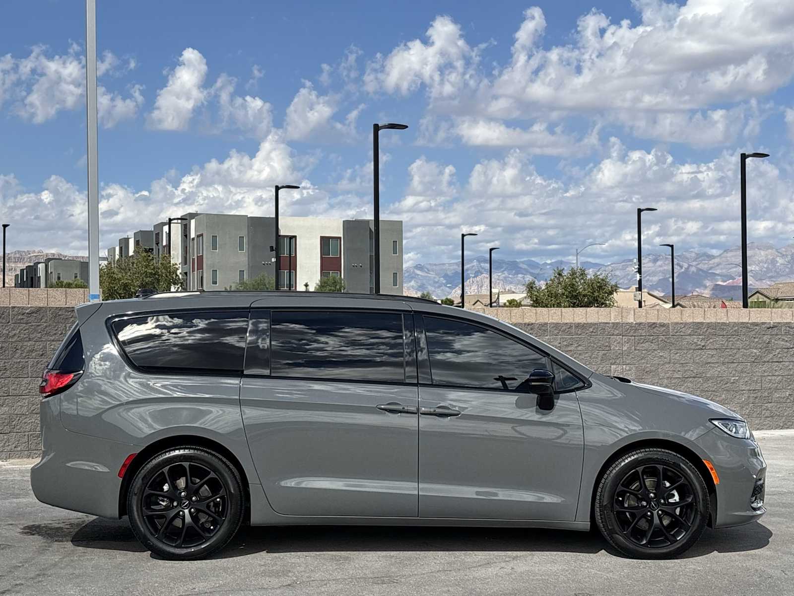 2023 Chrysler Pacifica Limited photo 10