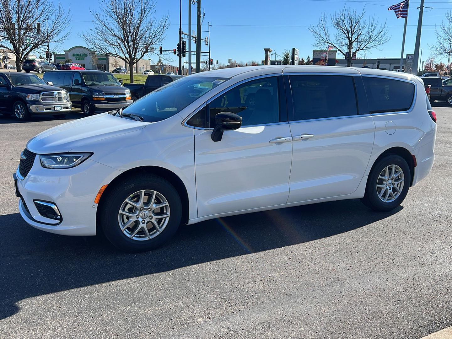 2026 Chrysler Pacifica Select's photo