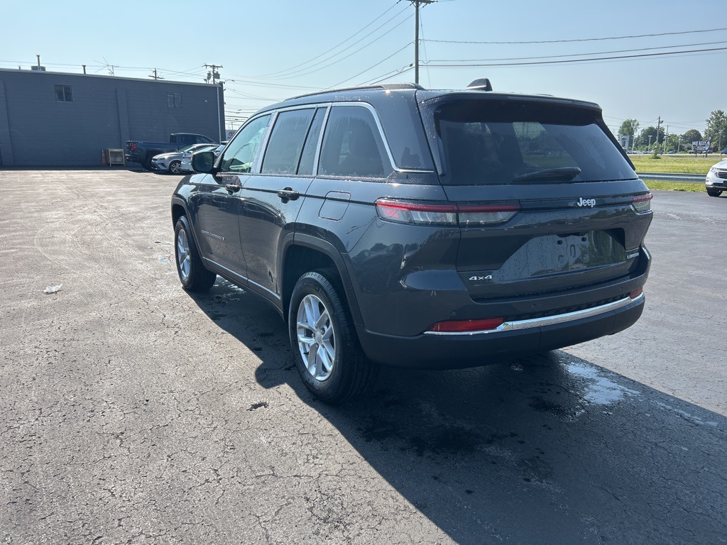 2025 Jeep Grand Cherokee Laredo photo 4