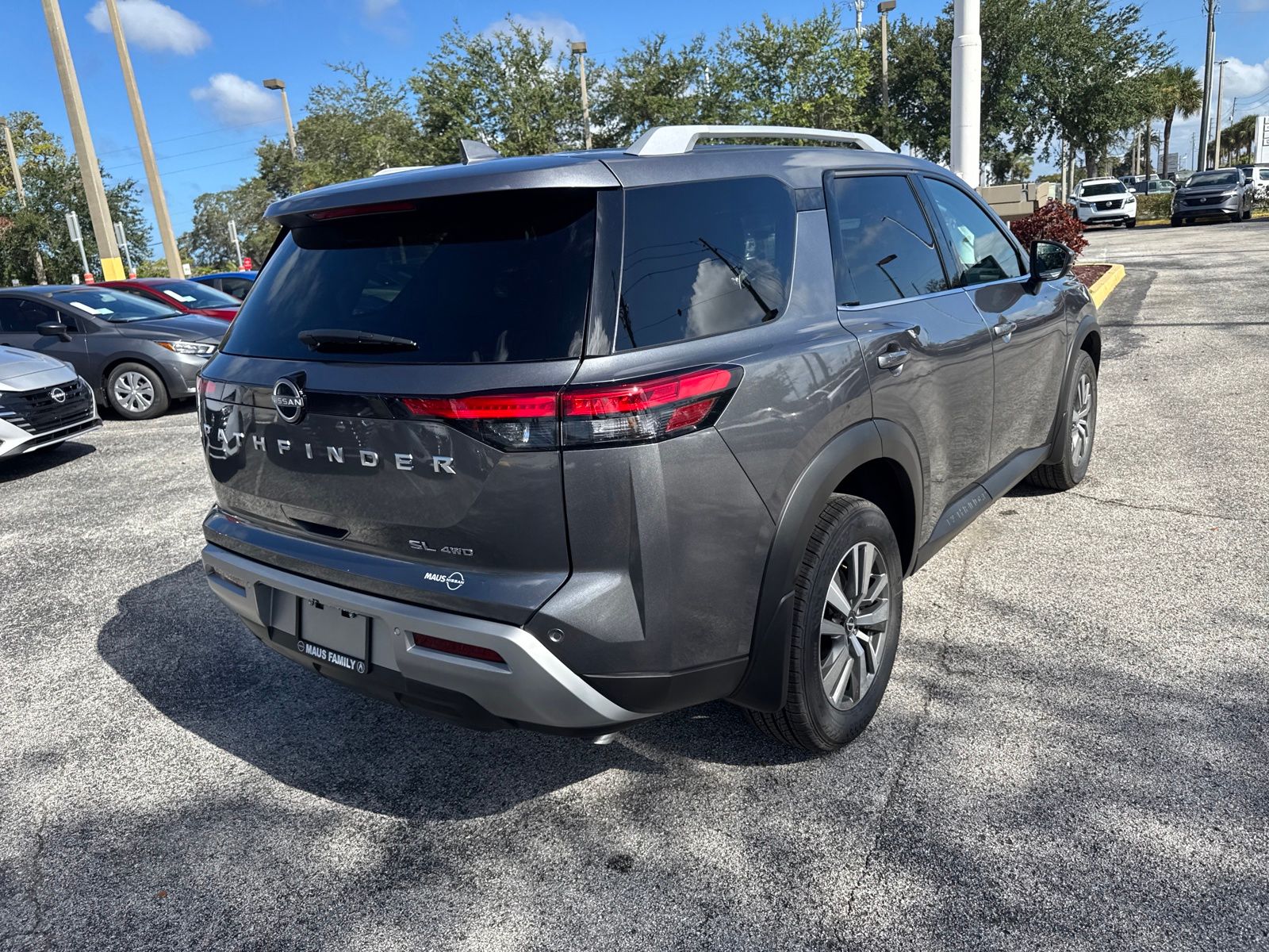 2025 Nissan Pathfinder SL photo 3