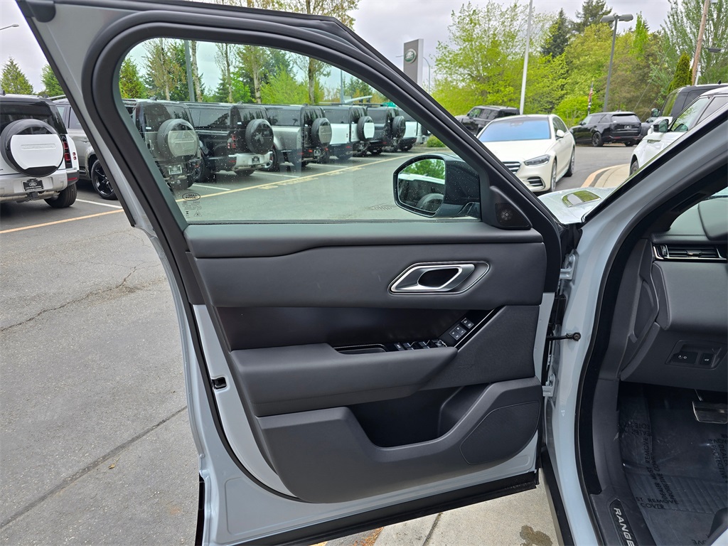 2026 Land Rover Range Rover Velar SE photo 15