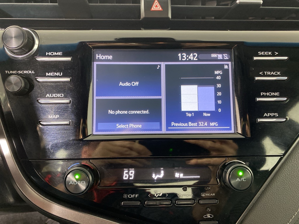 2019 Toyota Camry SE photo 4
