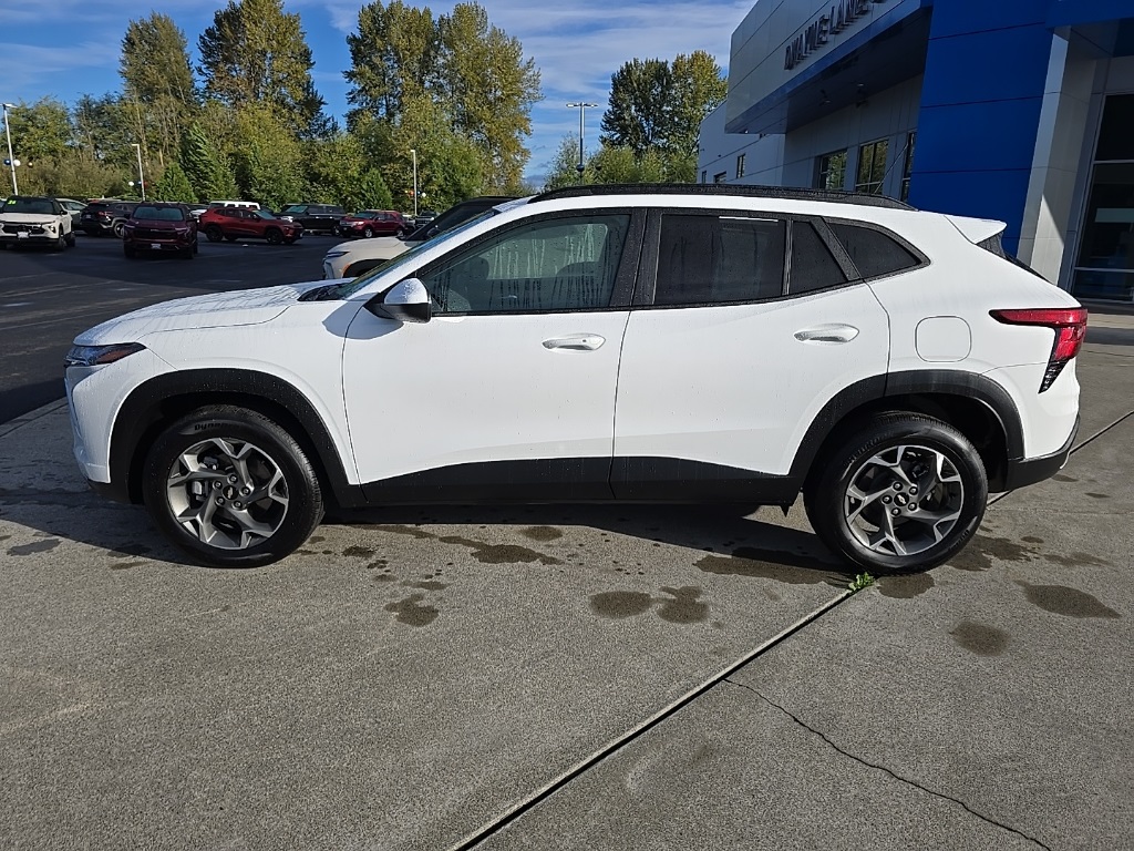 2024 Chevrolet Trax LT photo 2
