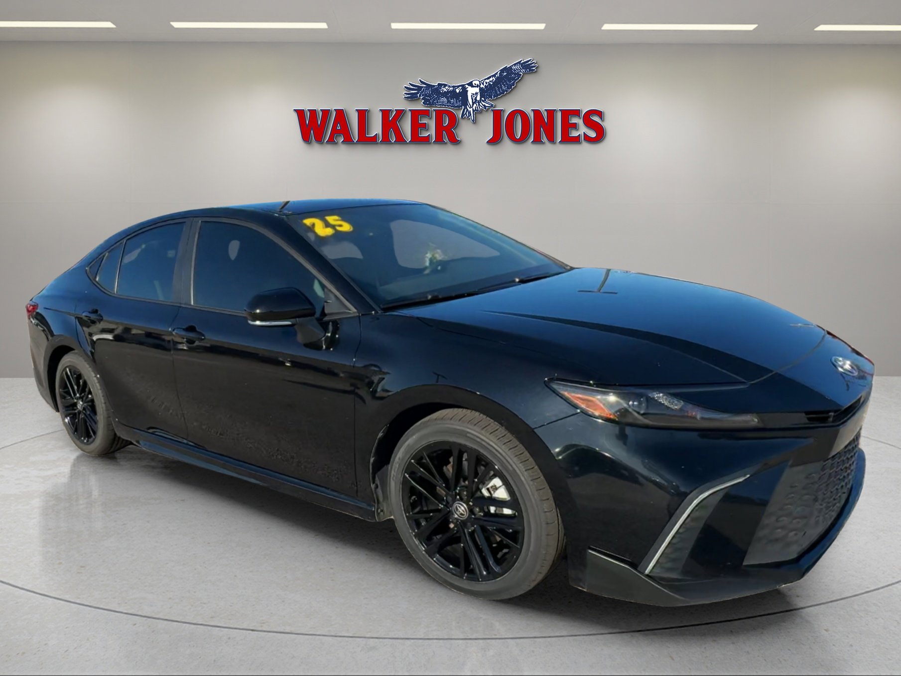 2025 Toyota Camry SE's photo