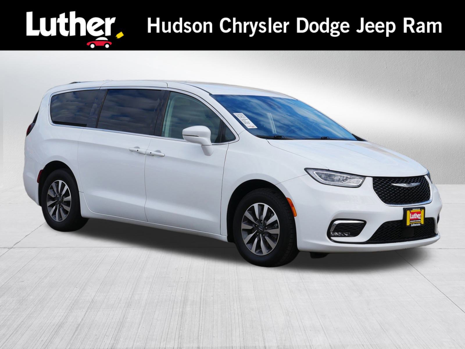 2022 Chrysler Pacifica Hybrid Touring L's photo