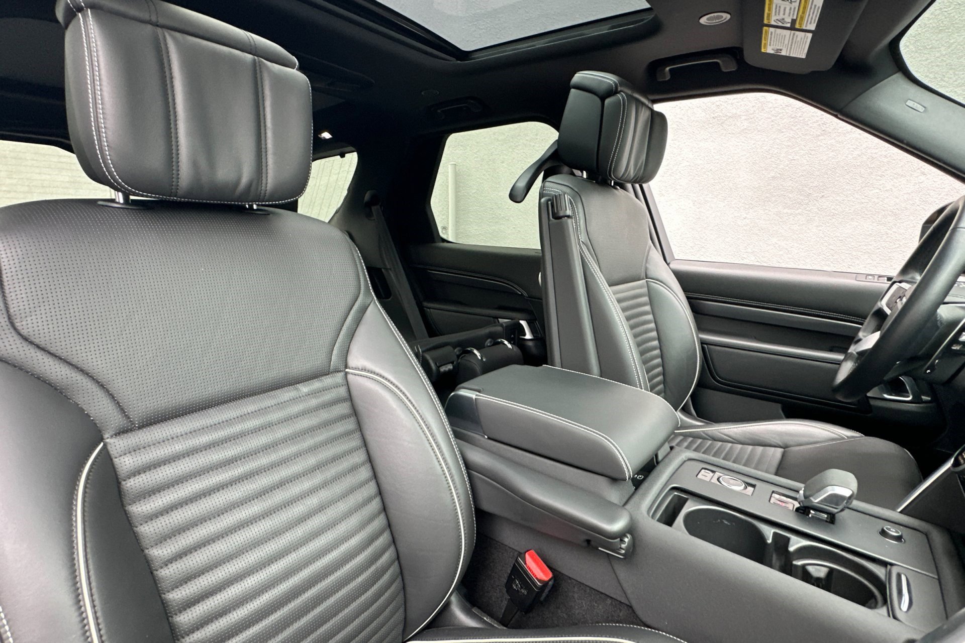 2024 Land Rover Discovery Metropolitan Edition photo 27