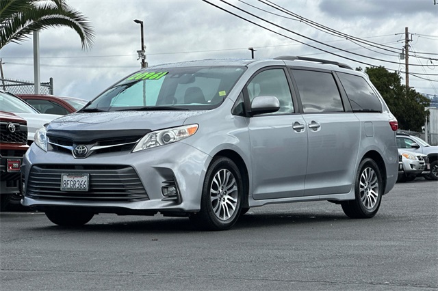 2018 Toyota Sienna XLE photo 8