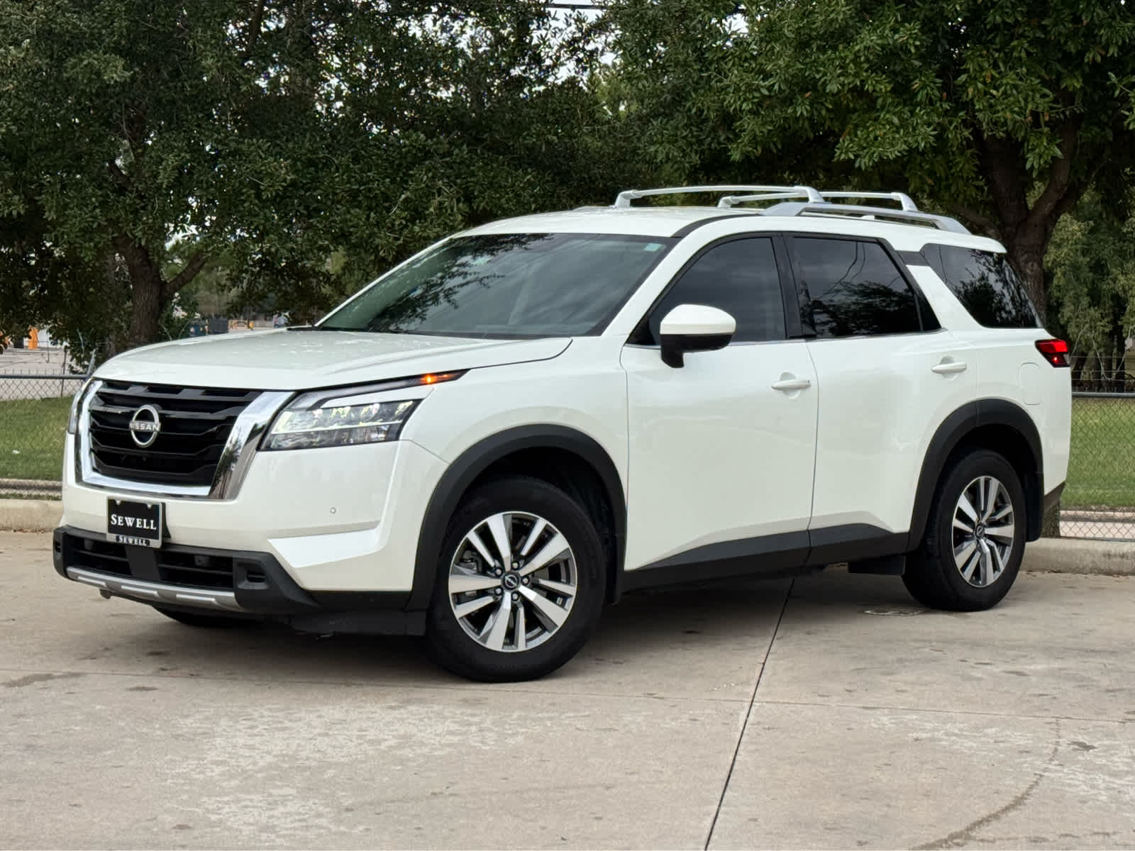 2024 Nissan Pathfinder SL's photo