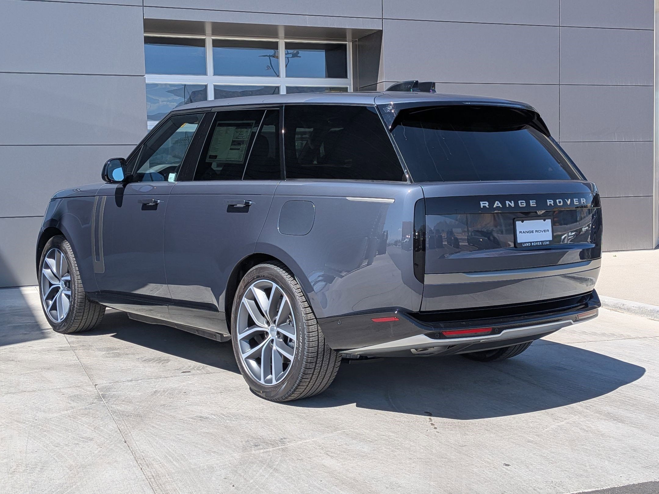 2025 Land Rover Range Rover SE photo 3