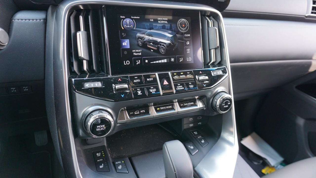 2025 Lexus LX photo 18