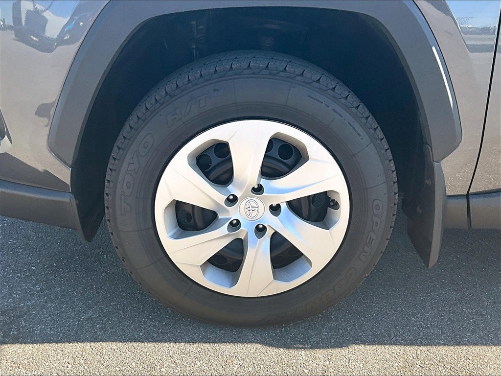 2022 Toyota RAV4 LE photo 7