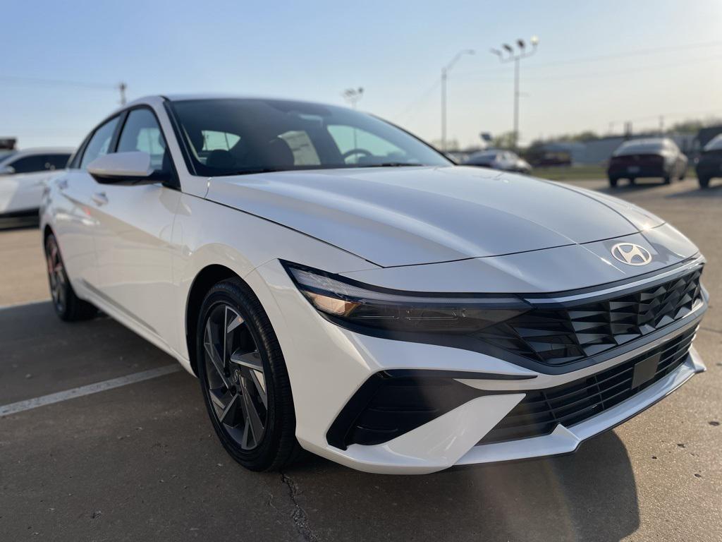 2025 Hyundai Elantra SEL Convenience photo 4