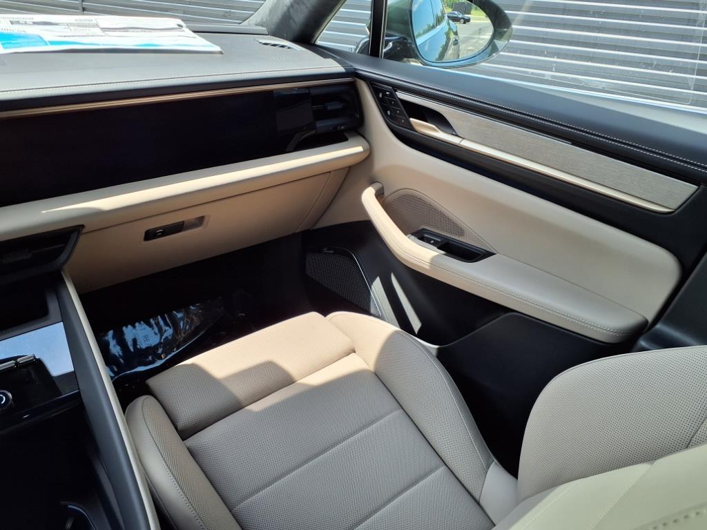 2024 Porsche Macan Electric Turbo photo 23