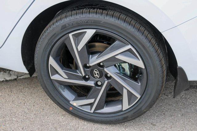 New 2025 White Hyundai SEL Sport image 5