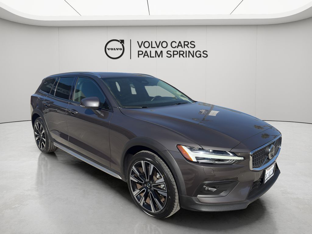 2023 Volvo V60 Cross Country Ultimate's photo