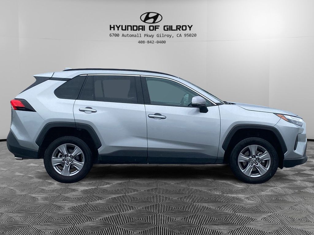 2024 Toyota RAV4 XLE photo 3