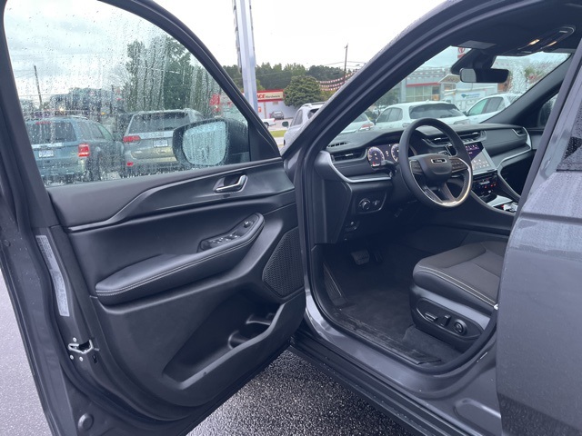 2025 Jeep Grand Cherokee Laredo X photo 3