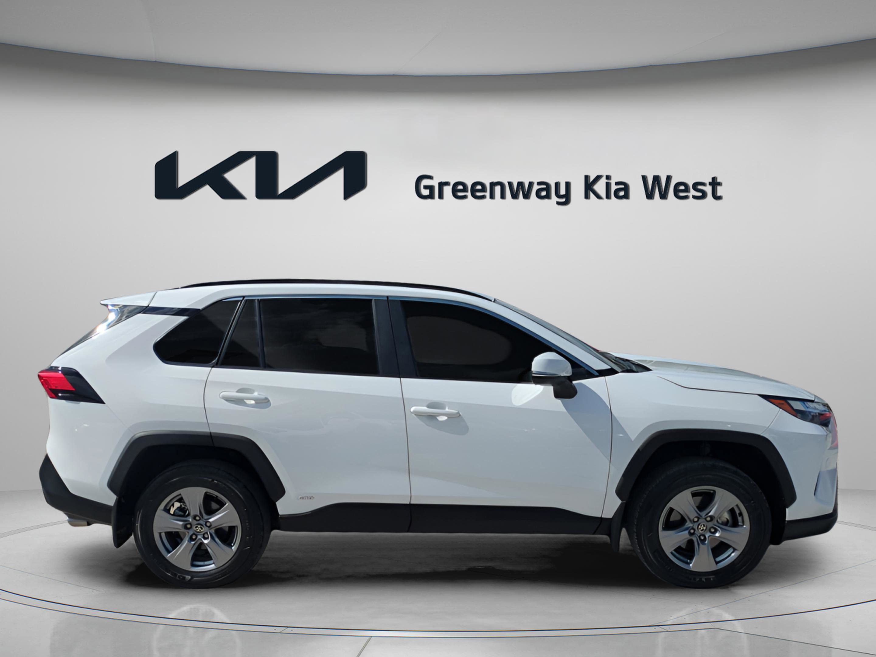 2024 Toyota RAV4 XLE photo 9