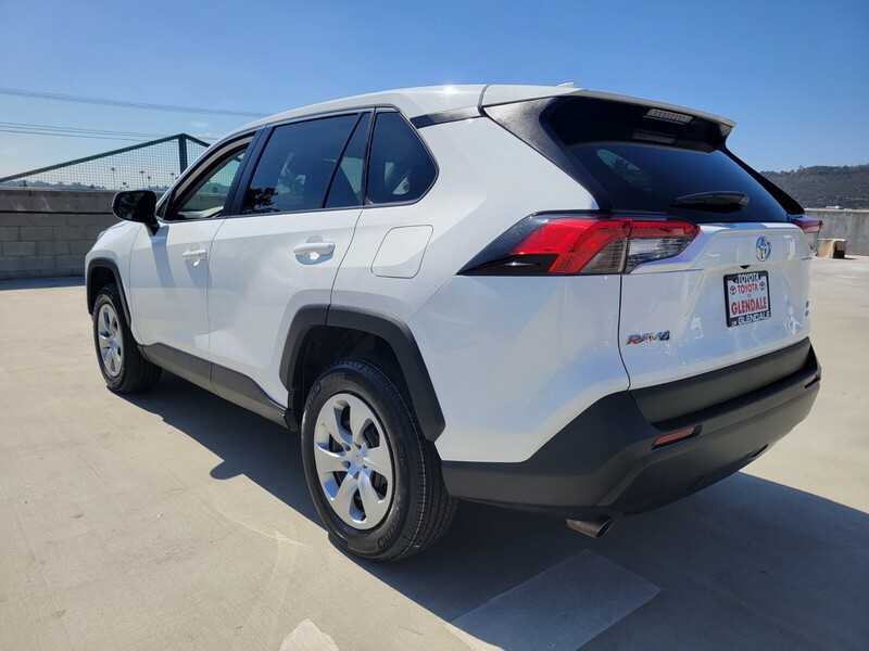 2023 Toyota RAV4 LE photo 4