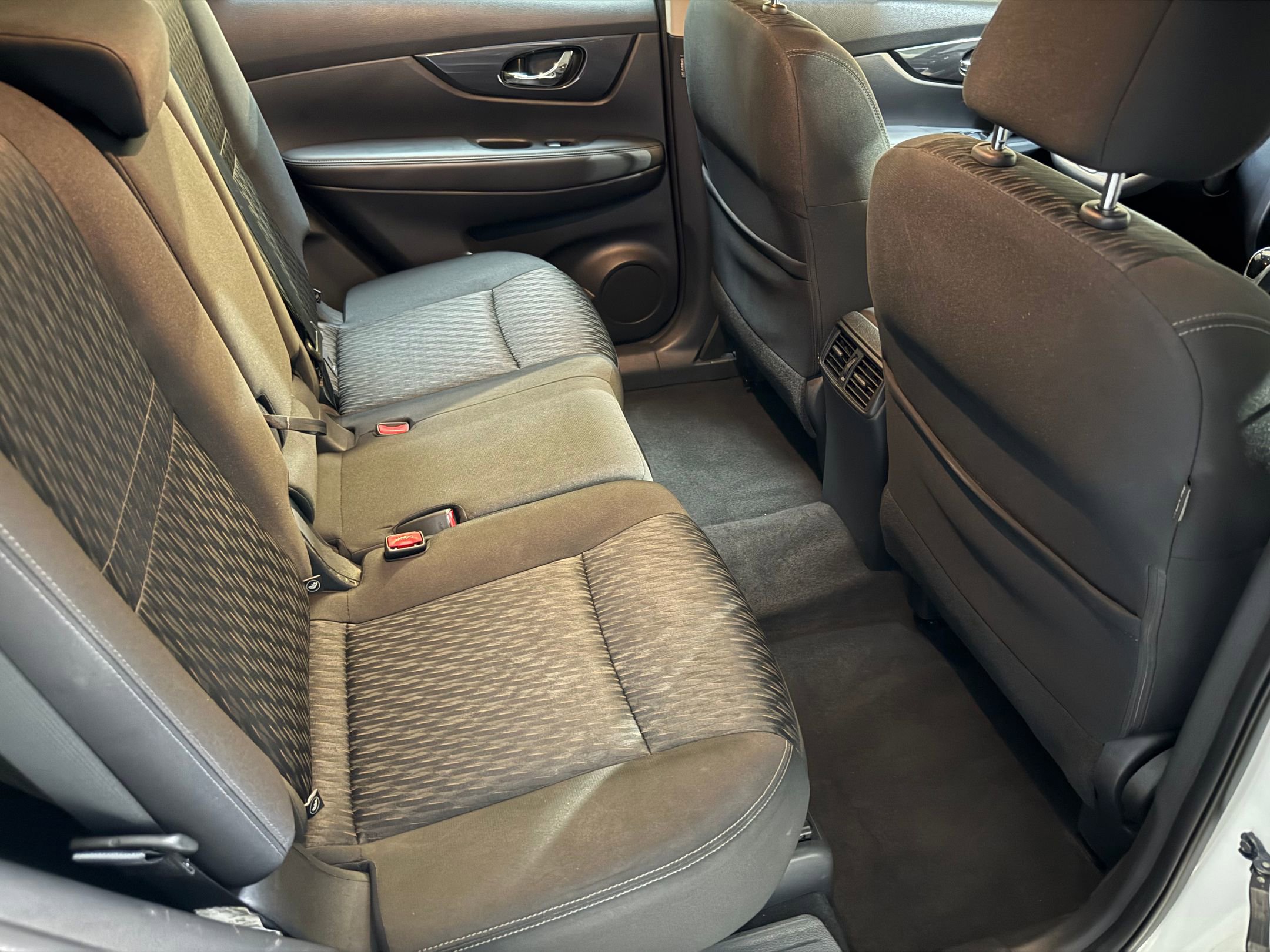 2017 Nissan Rogue SV photo 36