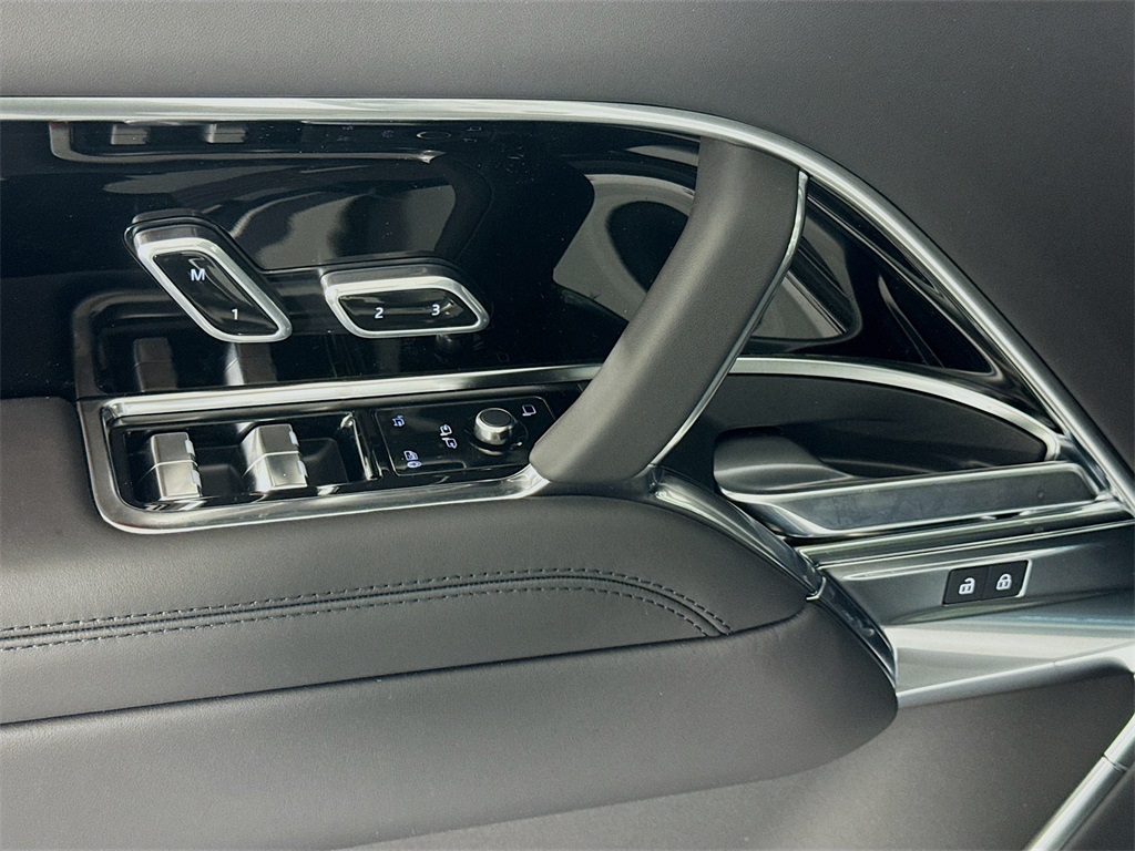 2025 Land Rover Range Rover SE photo 14