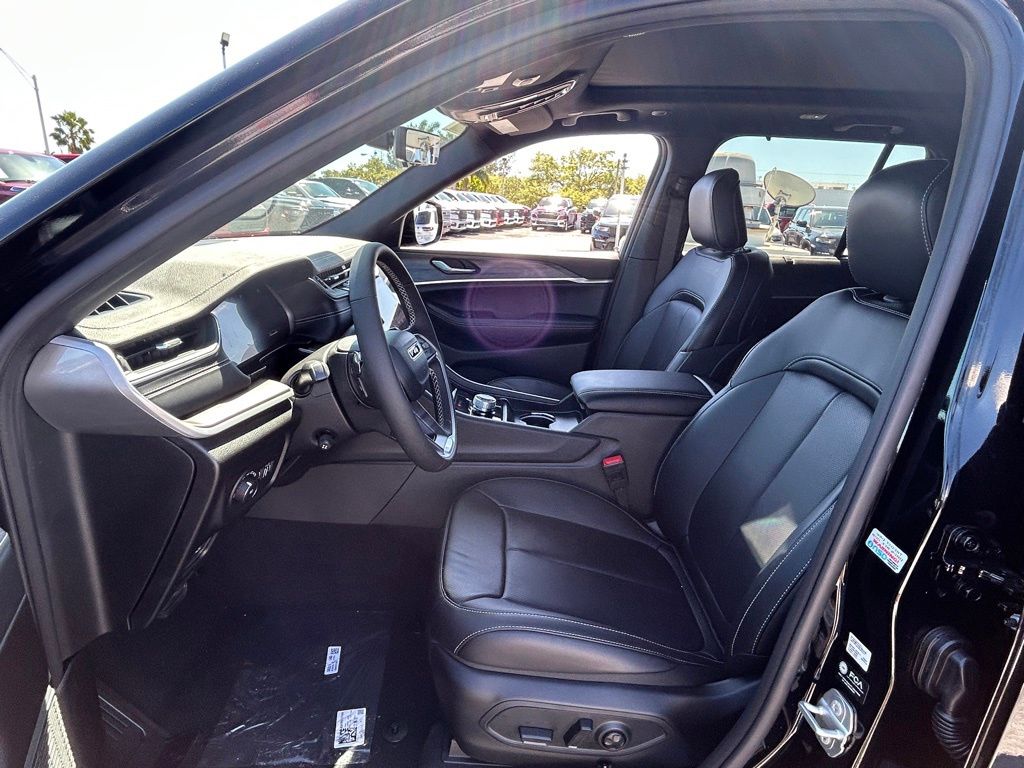 2025 Jeep Grand Cherokee Limited photo 9