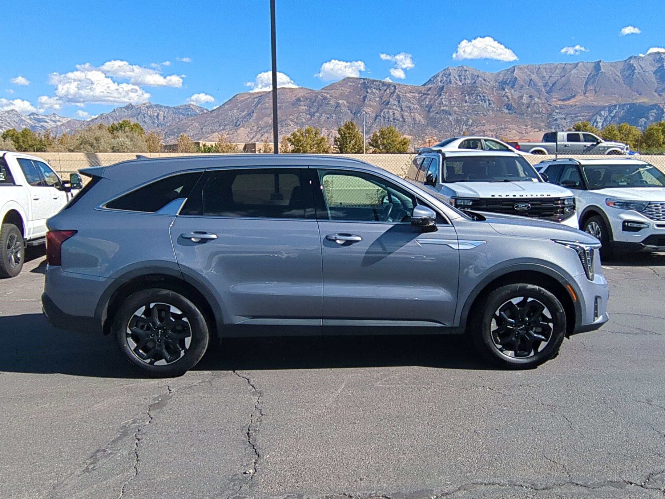 2024 Kia Sorento S photo 2