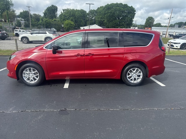 2025 Chrysler Voyager LX photo 4