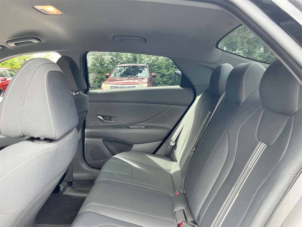 2022 Hyundai Elantra SEL photo 2