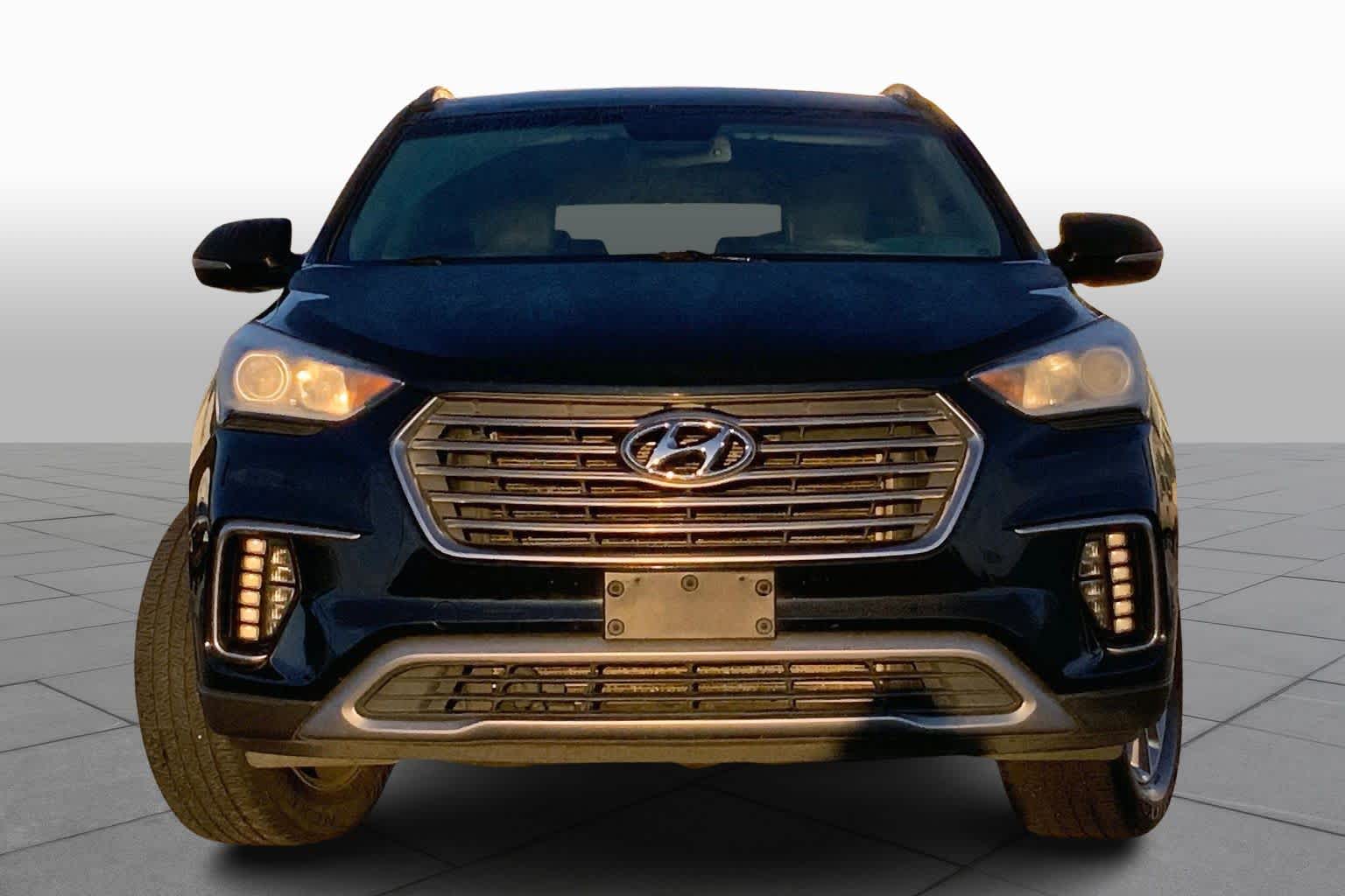 2017 Hyundai Santa Fe SE photo 3