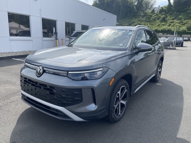 2025 Volkswagen Tiguan SE photo 3