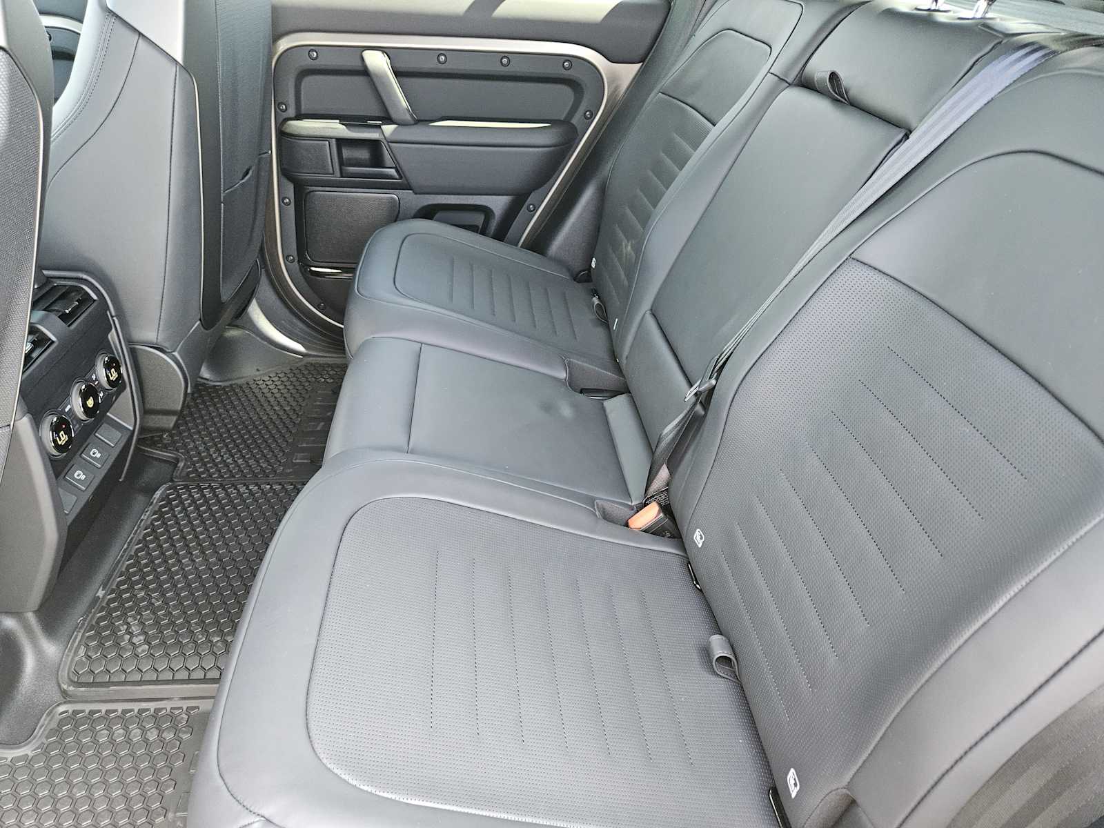 2025 Land Rover Defender 110 photo 23