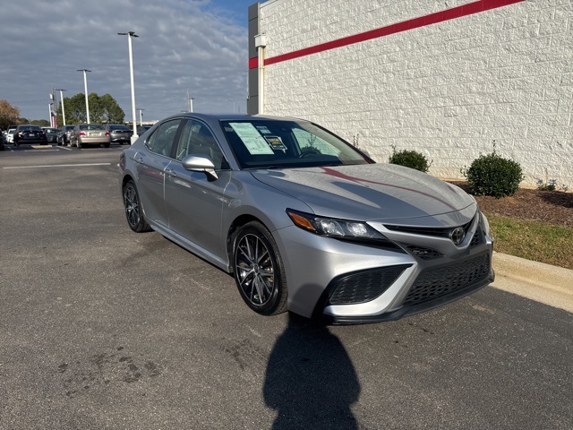 2023 Toyota Camry SE's photo