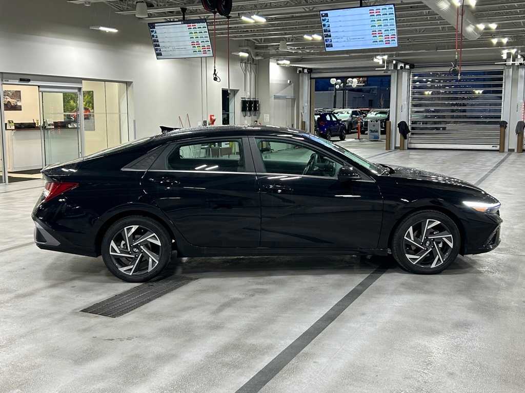 2024 Hyundai Elantra SEL Convenience photo 11